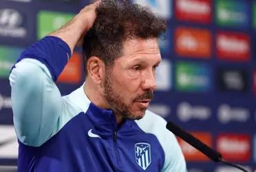 El entrenador argentino tuvo un grave error frente a los micrófonos y desató la furia de los aficionados.