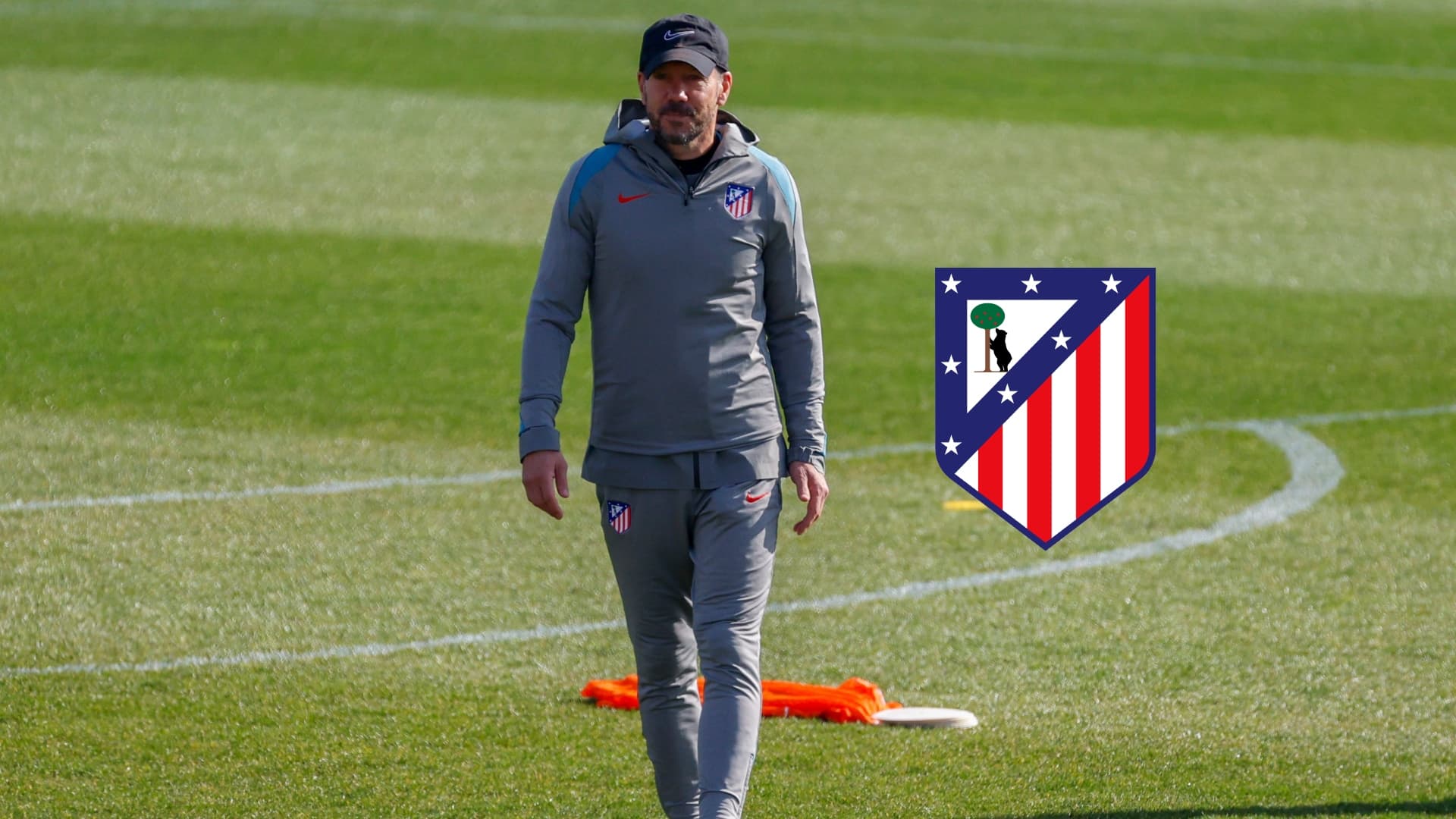 El entrenador del Atlético de Madrid empezó a tirar a portería en el entrenamiento previo al derbi madrileño