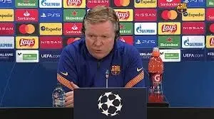 El entrenador del Barcelona tuvo un percance en plena conferencia de prensa.