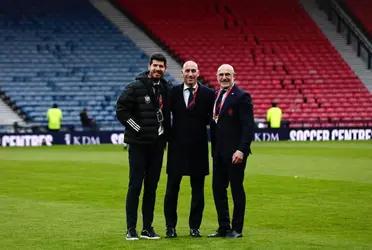 El entrenador del seleccionado español improvisó en tierras escocesas.