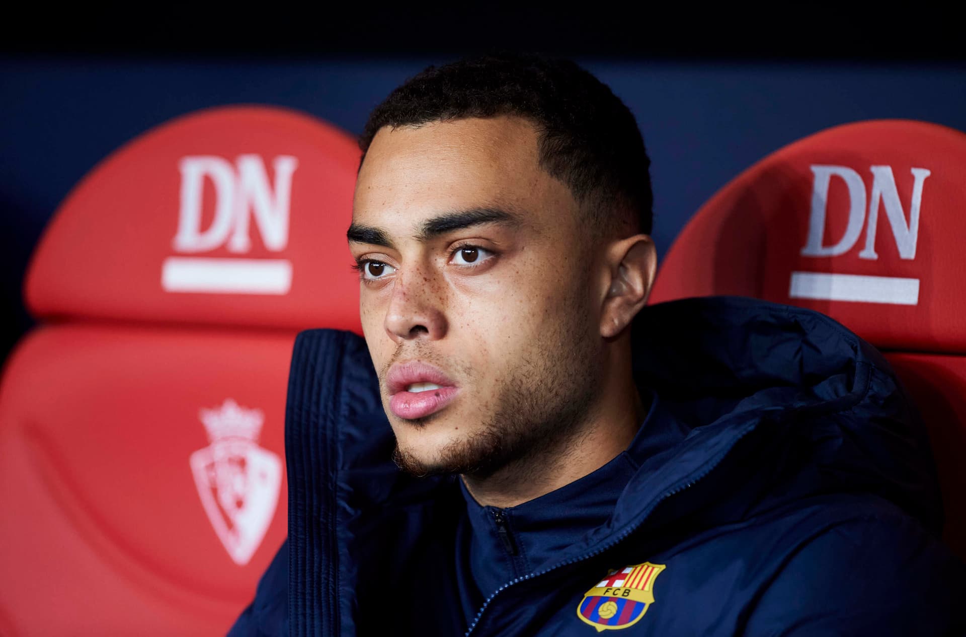 El entrenador español no tiene en cuenta a Sergiño Dest, y ahora intentaría fichar a Mazraoui para que pierda el puesto definitivamente.