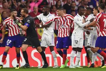 El entrenador italiano se mostró muy molesto por una acción de su máximo rival.