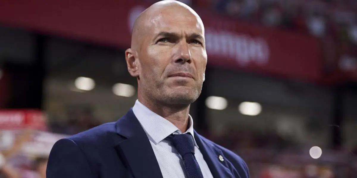 El entrenador siente la presión de la gente y todas las miradas están puestas sobre sus hombros.