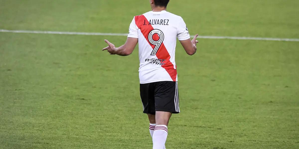 El entrenador Xavi Hernández habría preferido como refuerzo a Edinson Cavani antes que a la joven estrella, Julian Álvarez.