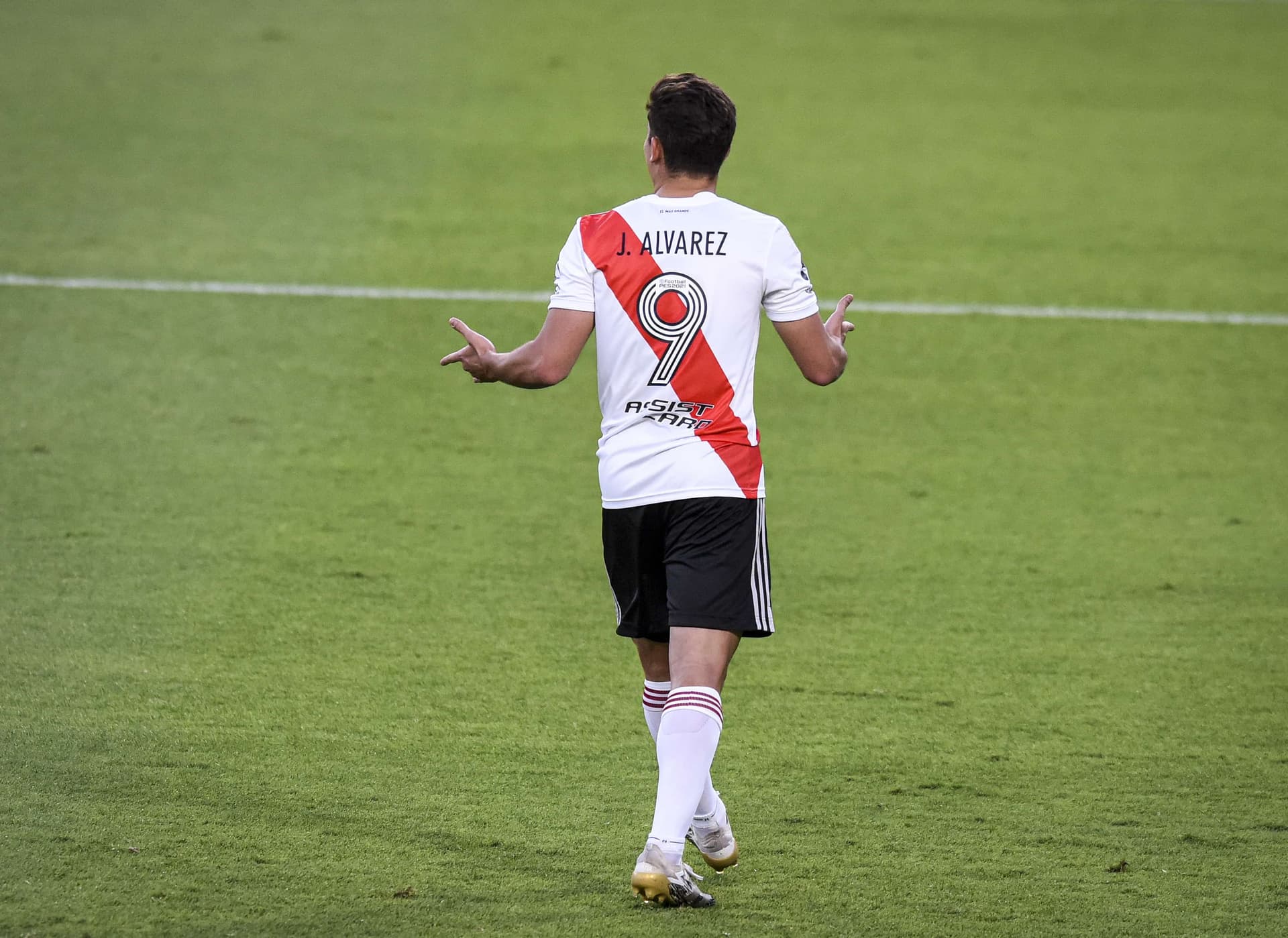 El entrenador Xavi Hernández habría preferido como refuerzo a Edinson Cavani antes que a la joven estrella, Julian Álvarez.