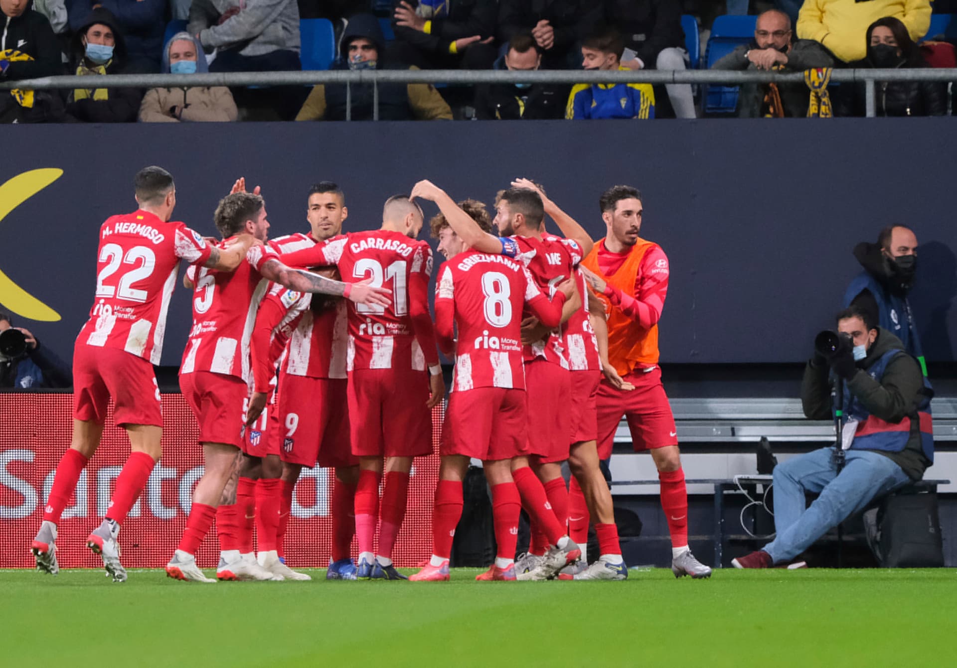 El equipo colchonero le arrebató los tres puntos a Cádiz en su casa, goleándolo por 4 a 1 y quedó a solo un punto de alcanzar la cima del campeonato.