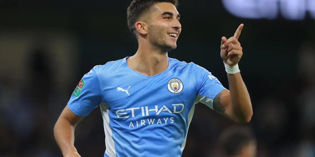 El equipo culé se movió en las negociaciones por el delantero español y está a nada de convertirlo en el segundo refuerzo del equipo este próximo mercado de pases.