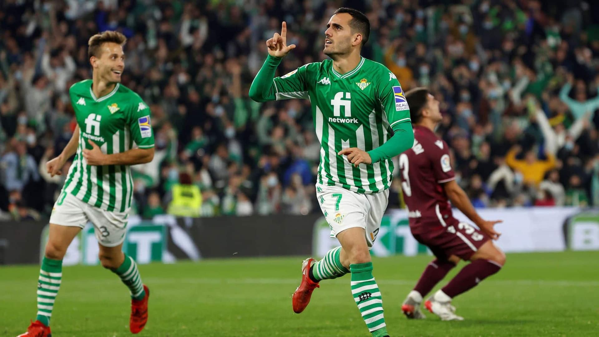 El equipo de Eduardo Coudet, que sueña con alcanzar puestos de copas internacionales recibe al conjunto de Manuel Pellegrini. Los verdiblancos tienen el frente dividido entre volver a puestos de Champions y la final de la Copa del Rey.