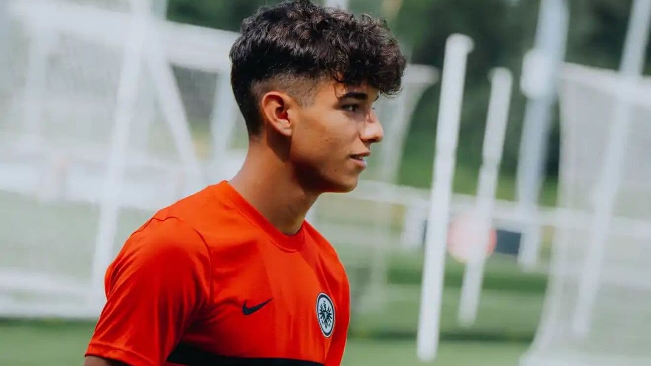 El equipo merengue merengue acaba de fichar a una de las máximas promesas del futbol español, proveniente del Eintracht de Franfurt, se espera mucho de él.