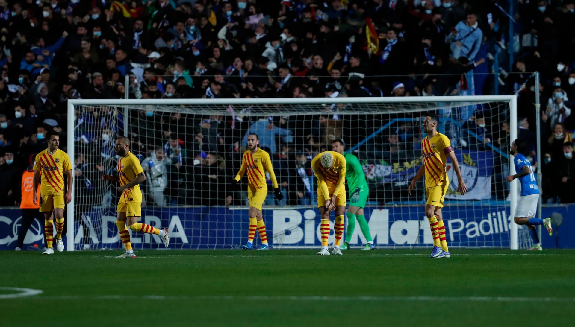 El equipo de Xavi dio vuelta el partido y vencio a Linares 1 a 2 en la Copa del Rey de la mano de Dembele y Jutglà
