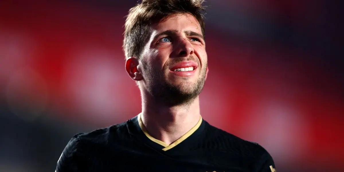 El español es uno de los futbolistas que quiere vender el presidente del club.