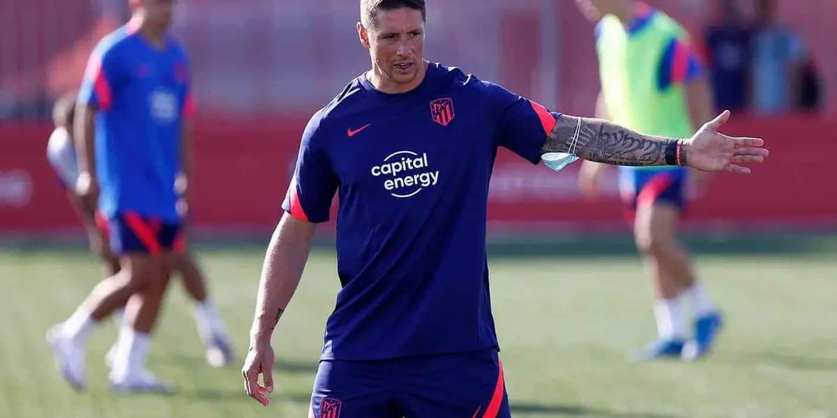 El ex futbolista y entrenador del juvenil A, Fernando Torres, es acusado de no poder dirigir como primer entrenador y podría ir a los tribunales en caso de no renunciar a su cargo.