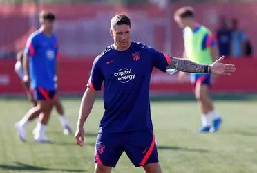 El ex futbolista y entrenador del juvenil A, Fernando Torres, es acusado de no poder dirigir como primer entrenador y podría ir a los tribunales en caso de no renunciar a su cargo.