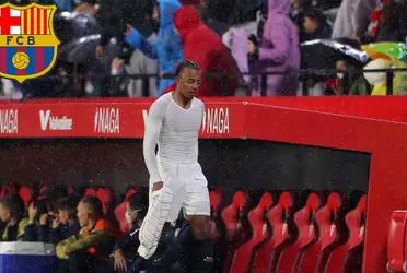 El exdefensa del Sevilla Fútbol Club, según trascendió desde su entorno, estaría por demás inquieto al no resolverse su situación en la entidad catalana.