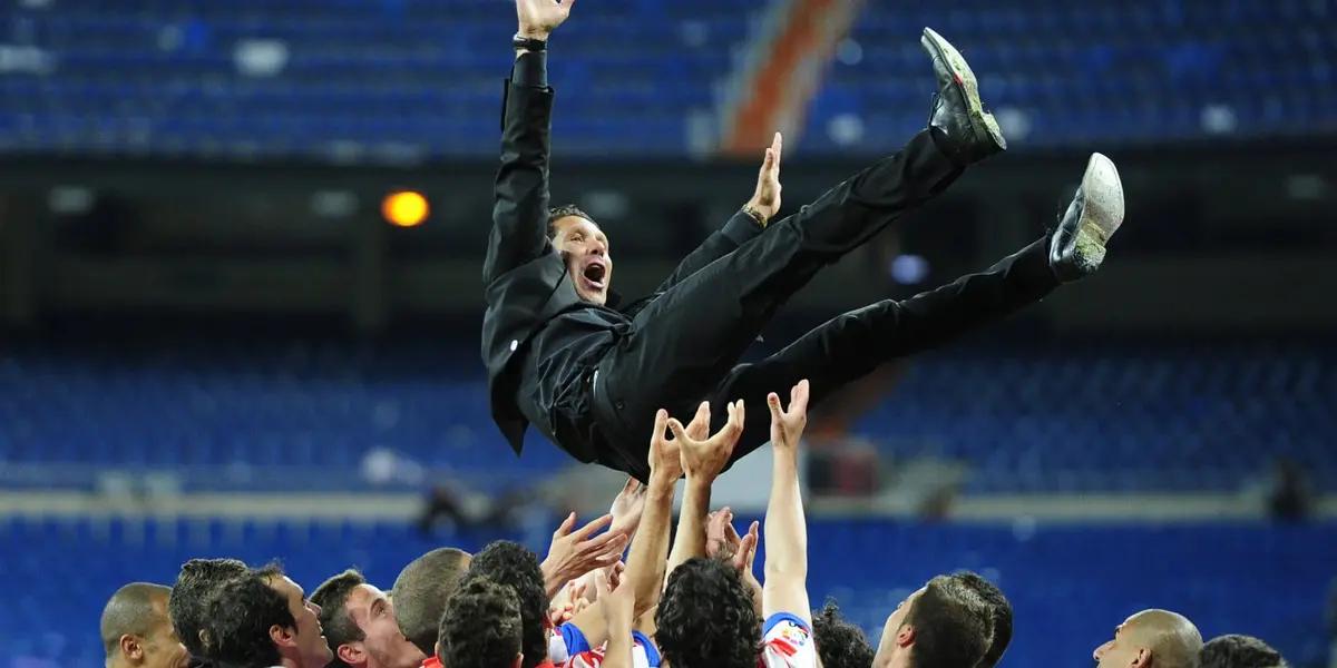 El exfutbolista Diego Simeone siempre se caracterizó dentro de la cancha por su inteligencia y capacidad estratégica. Por eso, en cada equipo que le tocó dirigir, pudo trasladar ese conocimiento práctico a lo técnico, con buenos resultados. Si quieres saber más sobre la trayectoria de “El Cholo” Diego Simeone, ¡sigue leyendo!