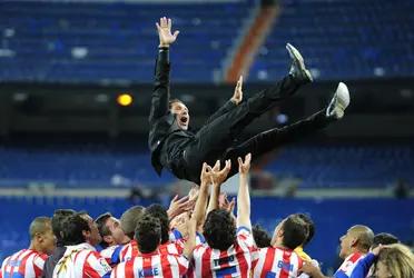 El exfutbolista Diego Simeone siempre se caracterizó dentro de la cancha por su inteligencia y capacidad estratégica. Por eso, en cada equipo que le tocó dirigir, pudo trasladar ese conocimiento práctico a lo técnico, con buenos resultados. Si quieres saber más sobre la trayectoria de “El Cholo” Diego Simeone, ¡sigue leyendo!