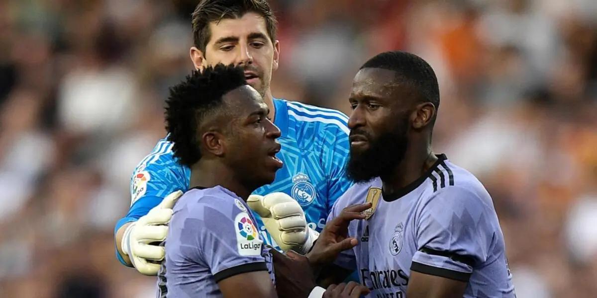 El experimentado arquero salió a bancar a su compañero de equipo.