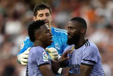 El experimentado arquero salió a bancar a su compañero de equipo.