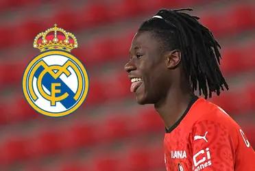 El francés de 18 años, Eduardo Camavinga, es el nuevo refuerzo del Real Madrid, pero lo más sorprendente es que el futbolista apareció anotado en la planilla del filial del equipo merengue apenas llegó.