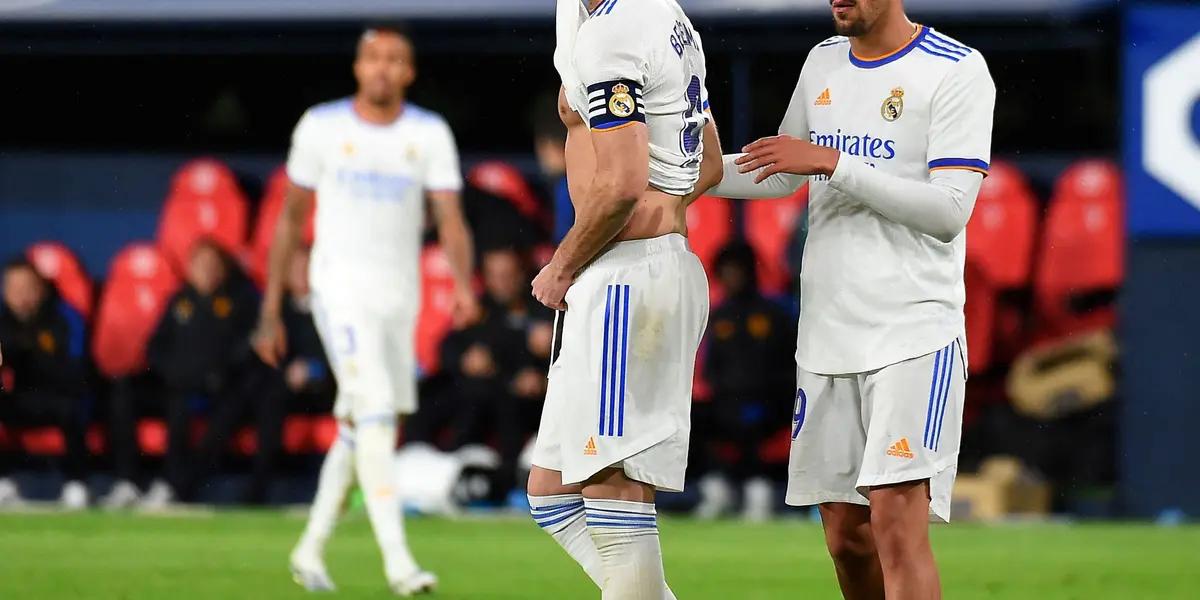 El francés le realizó muecas de reprobación al español por haberse apurado para rematar al arco.