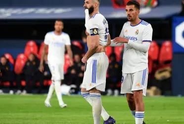 El francés le realizó muecas de reprobación al español por haberse apurado para rematar al arco.