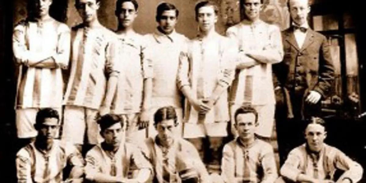 El fútbol español tiene muchos clubes que existen desde hace más de 100 años pero el más longevo de todos es el Real Club Recreativo de Huelva.