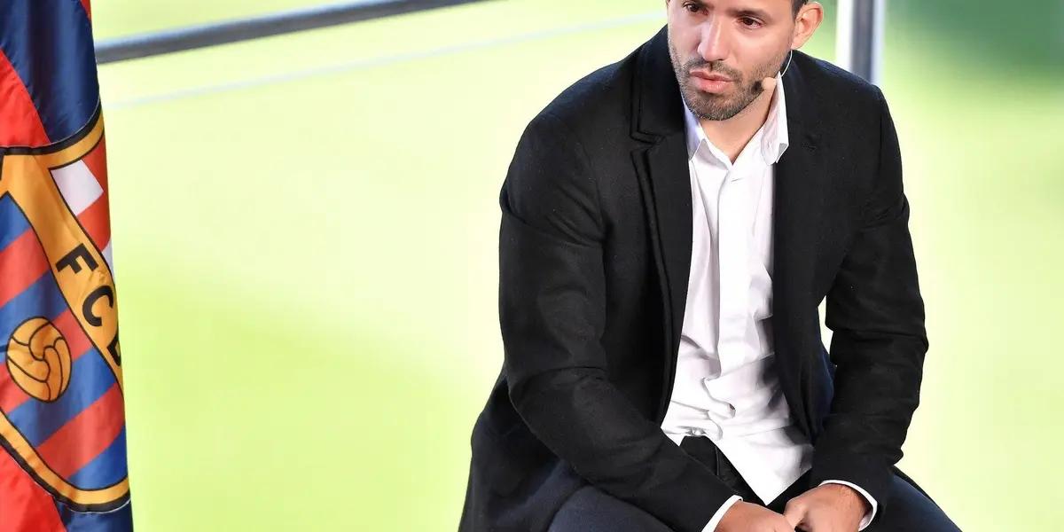 El futbolista argentino dio una conferencia de prensa para anunciar su retiro, generando un revuelo tan grande que hubo más periodistas, fotografos y cámaras que el partido más importante del año en España.