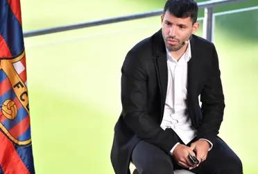 El futbolista argentino dio una conferencia de prensa para anunciar su retiro, generando un revuelo tan grande que hubo más periodistas, fotografos y cámaras que el partido más importante del año en España.