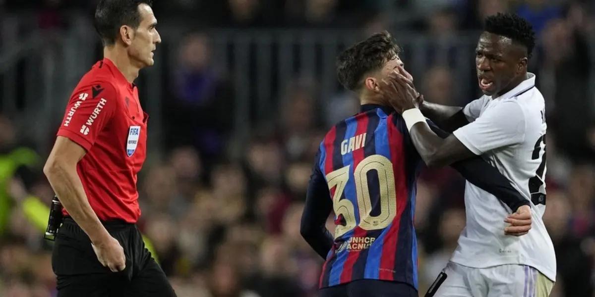 El futbolista brasileño deberá reflexionar en los próximos clásicos.