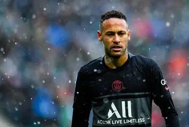 El futbolista brasileño estaría seis semanas de baja por su lesión sufrida frente al Saint Etienne, pero la pasada noche habría sido encontrado de fiesta con sus amigos en vez de quedarse en su casa descansando.