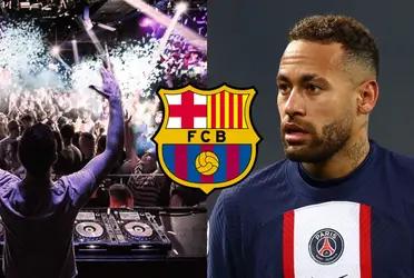 El futbolista brasileño fue visto en el aeropuerto de Barcelona.