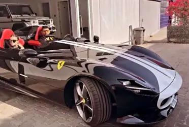El futbolista del Barcelona y su pareja dieron un paseo por Dubai en una de las Ferraris más exclusivas del mundo. Se trata de la Monza SP2, una edición limitada de apenas 499 unidades que está valuada en 1,6 millones de euros. Detalles de un modelo exclusivo que también poseen, entre otros Cristiano Ronaldo y Zlatan Ibrahimovic.