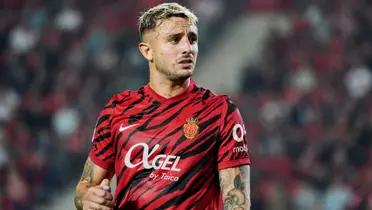 El futbolista del Mallorca empezó a hacer la manita en el entrenamiento del Mallorca tras la derrota del Madrid por 5-2 frente al Barcelona