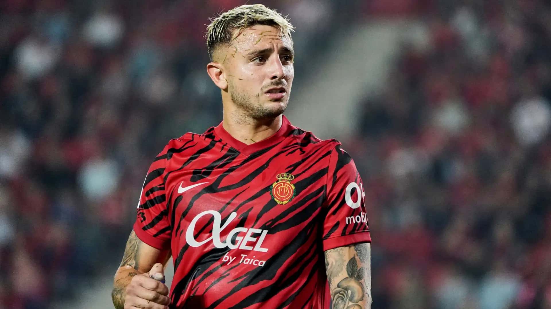 El futbolista del Mallorca empezó a hacer la manita en el entrenamiento del Mallorca tras la derrota del Madrid por 5-2 frente al Barcelona