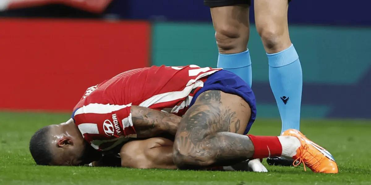 El futbolista neerlandés sumó una nueva lesión en el Atlético de Madrid y generó la preocupación de los fanáticos.