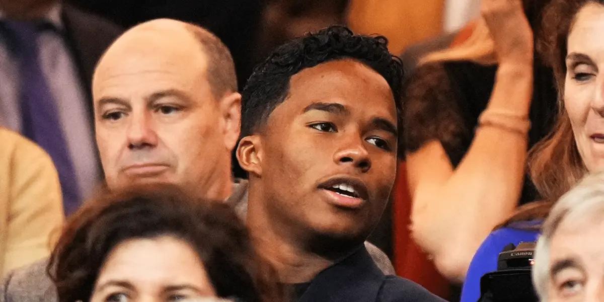 El futuro crack del Merengue se encuentra presente en el estadio observando a sus futuros colegas, aunque aún falta tiempo para hacer su estreno