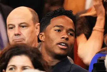 El futuro crack del Merengue se encuentra presente en el estadio observando a sus futuros colegas, aunque aún falta tiempo para hacer su estreno