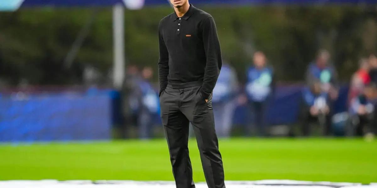 El inglés ha sido fotografiado con un look muy señorial y peculiar