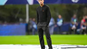 El inglés ha sido fotografiado con un look muy señorial y peculiar