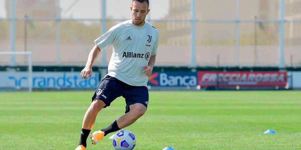 El internacional brasileño Arthur Melo había sorprendido desde su irrupción en Sudamérica. Llamó la atención de varios equipos poderosos en el mundo y Barcelona se quedó con sus servicios. Por los inconvenientes económicos culés, partió a Juventus y hoy está postergado. ¿Qué pasará con él?
