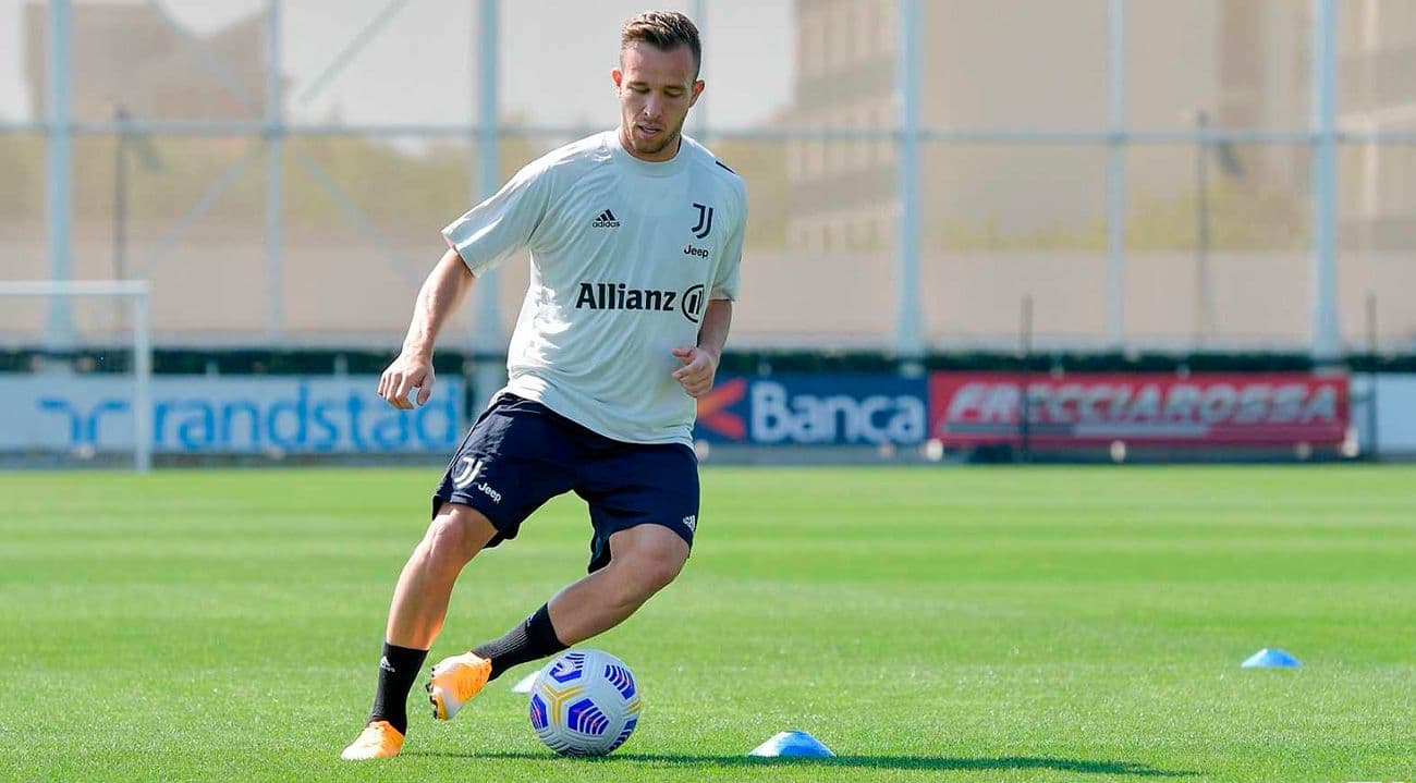 El internacional brasileño Arthur Melo había sorprendido desde su irrupción en Sudamérica. Llamó la atención de varios equipos poderosos en el mundo y Barcelona se quedó con sus servicios. Por los inconvenientes económicos culés, partió a Juventus y hoy está postergado. ¿Qué pasará con él?