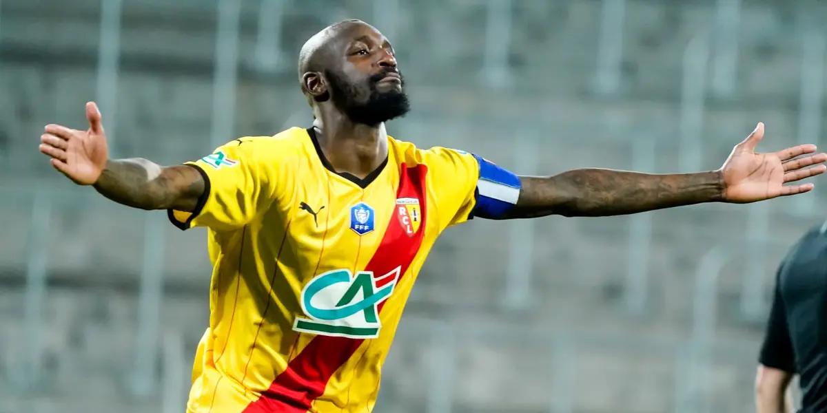 El internacional marfileño del Lens está en la carpeta de Monchi para la próxima temporada del Sevilla. El equipo andaluz necesita músculo para el mediocentro y el apuntado es el futbolista de la Ligue 1.