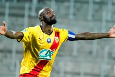 El internacional marfileño del Lens está en la carpeta de Monchi para la próxima temporada del Sevilla. El equipo andaluz necesita músculo para el mediocentro y el apuntado es el futbolista de la Ligue 1.