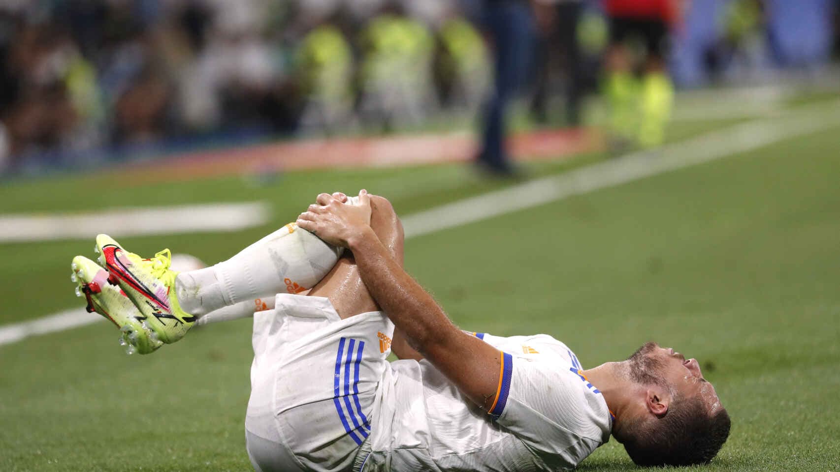 El jugador belga cayó otra vez lesionado de su rodilla, por eso estuvo ausente en varios partidos del Real Madrid. Carlo Ancelotti en conferencia de prensa salió a aclarar la situación y comentar porque el delantero no juega.
