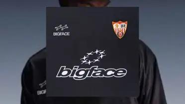 El jugador de baloncesto de la NBA ha sacado una prenda con un rediseño del escudo del Sevilla