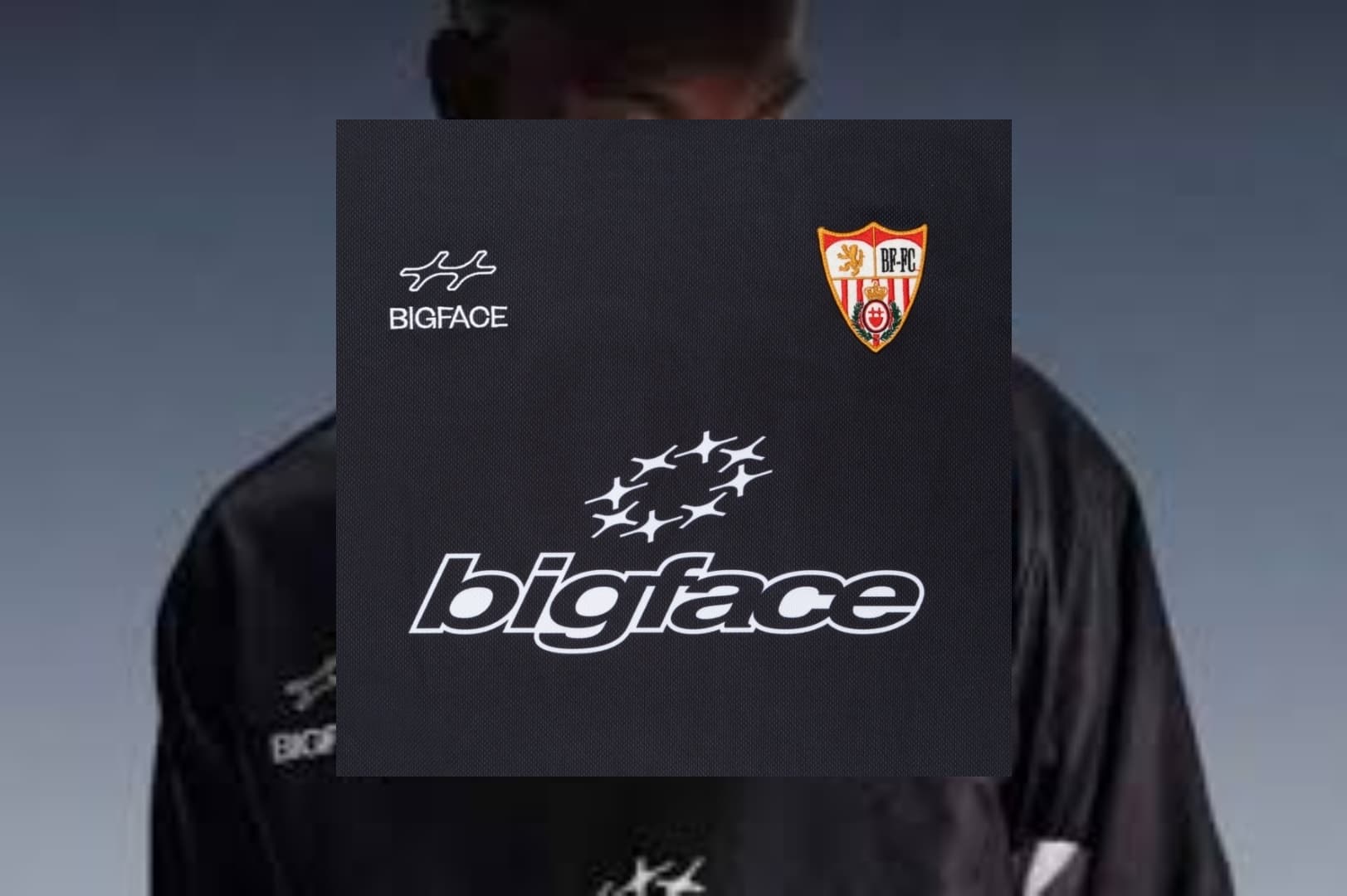El jugador de baloncesto de la NBA ha sacado una prenda con un rediseño del escudo del Sevilla