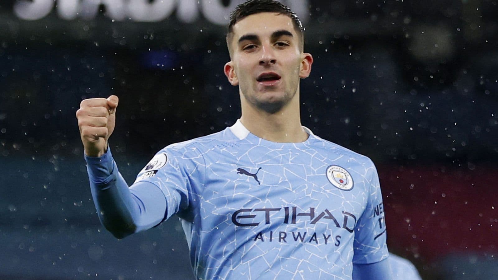 El jugador español es uno de los delanteros con mayor futuro, al entrenador culé le encanta y su polivalencia a la hora de jugar le convierte en uno de los jugadores más codiciados.
