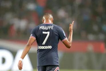 El jugador frances está disconforme con la dirigencia del PSG y podría dejar el equipo de los galacticos en estos días, la afición no le perdona esta indecición y en el partido del sabádo por la Ligue 1 se lo hizo saber.