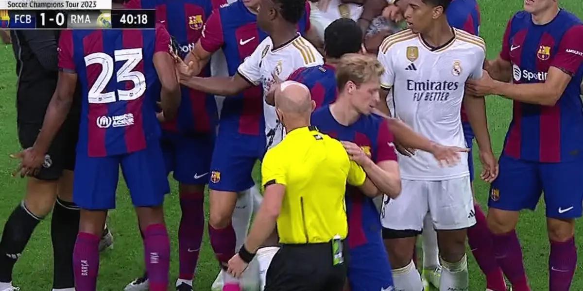 El jugador neerlandés tuvo una desafortunada falta que picó el encuentro.