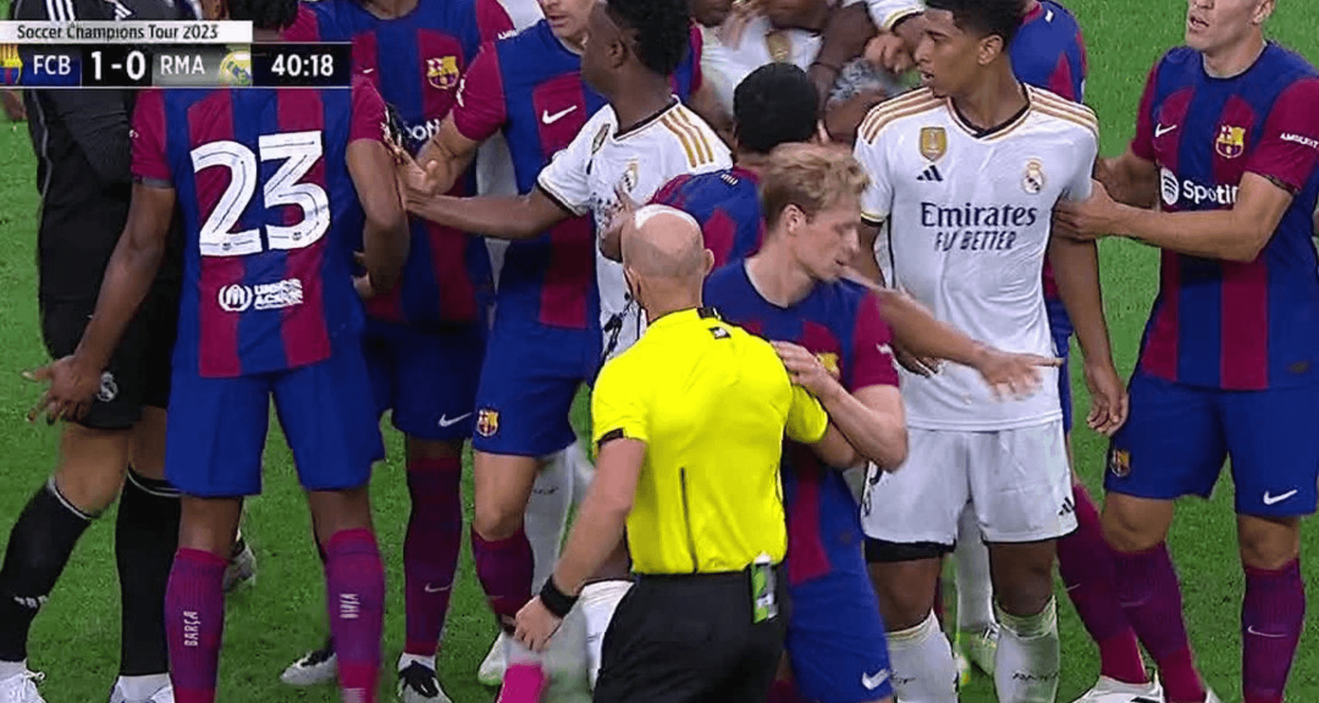 El jugador neerlandés tuvo una desafortunada falta que picó el encuentro.